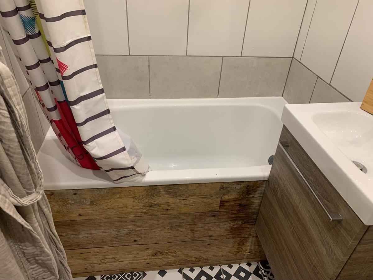 Chambre Avec Salle De Bain Et Cuisine Privee Centre Ville Historique Avec Climatisation Et Patio Bordeaux Esterno foto